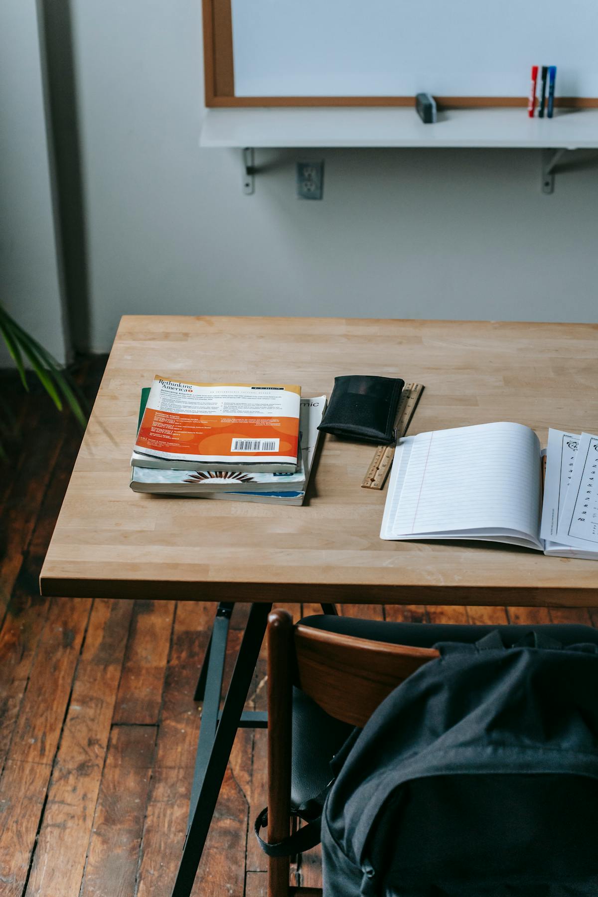 Modernes Klassenzimmer mit Heften auf dem Tisch